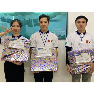 Học viên OLECCO nhận phần thưởng - Vì đạt thành tích tốt trong học tập và rèn luyện - OLECCO chi nhánh Hồ Chí Minh